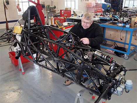 Teamchef Gert Vestergaard har gennemgået og renoveret Formel Ford-raceren i detaljer inden genopbygningen til 2010-specifikationerne